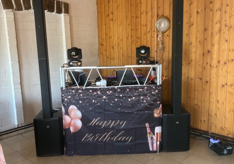 DJ Geburtstag Berlin Tempelhof DJ-Setup mit Lautsprechern und Geburtstagsbanner in einem Holzraum.
